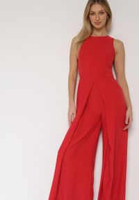 Born2be - Czerwony Elegancki Kombinezon z Ozdobnymi Zakładkami Zellysha. Okazja: na co dzień, na spotkanie biznesowe. Kolor: czerwony. Wzór: aplikacja. Styl: elegancki #4