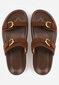 Renee - Ciemnobrązowe Klapki Ozdobione Metalicznymi Klamrami Zelivra. Kolor: brązowy. Wzór: aplikacja. Sezon: lato. Styl: elegancki, boho #2