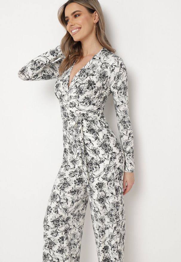 Born2be - Biało-Czarny Kombinezon z Długimi Nogawkami i Kopertowym Dekoltem w Kwiaty Alanessa. Kolor: biały. Długość: długie. Wzór: kwiaty. Styl: elegancki