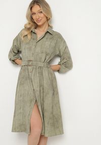 Born2be - Zielona Sukienka o Koszulowym Kroju z Paskiem z Klamrą Evelmio. Okazja: na co dzień. Typ kołnierza: kołnierzyk klasyczny. Kolor: zielony. Materiał: jeans. Długość rękawa: długi rękaw. Typ sukienki: koszulowe. Styl: klasyczny, casual, elegancki #3