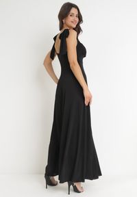 Born2be - Czarna Rozkloszowana Sukienka Maxi z Wiązanymi Ramiączkami Lisija. Kolor: czarny. Długość rękawa: na ramiączkach. Styl: elegancki. Długość: maxi