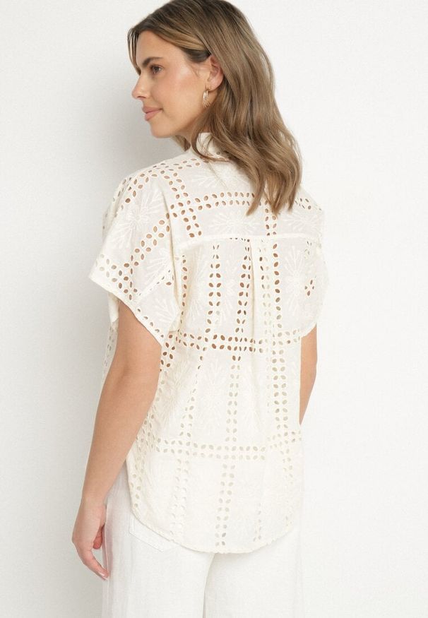 Born2be - Ciemnobeżowa Bawełniana Koszula Ozdobiona Ażurowym Motywem Telarinea. Okazja: na co dzień. Kolor: beżowy. Materiał: bawełna. Długość rękawa: krótki rękaw. Długość: krótkie. Wzór: aplikacja, ażurowy. Styl: klasyczny, casual, elegancki