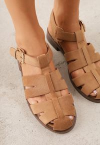 Born2be - Jasnobrązowe Sandały Gladiatorki z Zapięciem na Klamerkę Chisttema. Okazja: na spacer, na co dzień. Kolor: brązowy. Materiał: jeans. Wzór: ażurowy. Obcas: na płaskiej podeszwie. Styl: casual, klasyczny #3