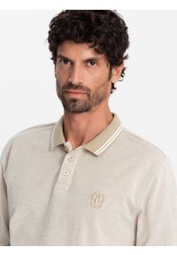 Ombre Clothing - Melanżowy męski polo longsleeve z haftem – piaskowy melanż V4. Okazja: na co dzień. Typ kołnierza: polo. Materiał: bawełna, dzianina. Długość rękawa: długi rękaw. Długość: długie. Wzór: melanż, haft. Styl: klasyczny, sportowy, casual