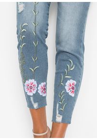 bonprix - Jeansy skinny, low waist, cropped. Kolor: niebieski. Wzór: haft #2