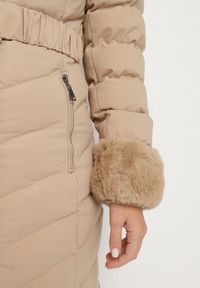 Born2be - Ciemnobeżowa Pikowana Kurtka Zimowa z Paskiem i Futerkowymi Obszyciami z Możliwością Odpięcia Hedirra. Okazja: na co dzień. Kolor: beżowy. Materiał: jeans. Sezon: zima. Styl: casual, elegancki #7