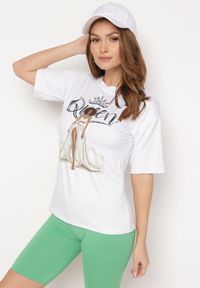 Born2be - Zielono-Biały Komplet T-shirt z Nadrukiem i Kolarki z Wysokim Stanem Jannesca. Kolor: zielony. Materiał: tkanina. Wzór: nadruk