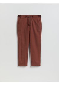 Reserved - Spodnie chino regular fit - bordowy. Kolor: czerwony. Materiał: tkanina, len