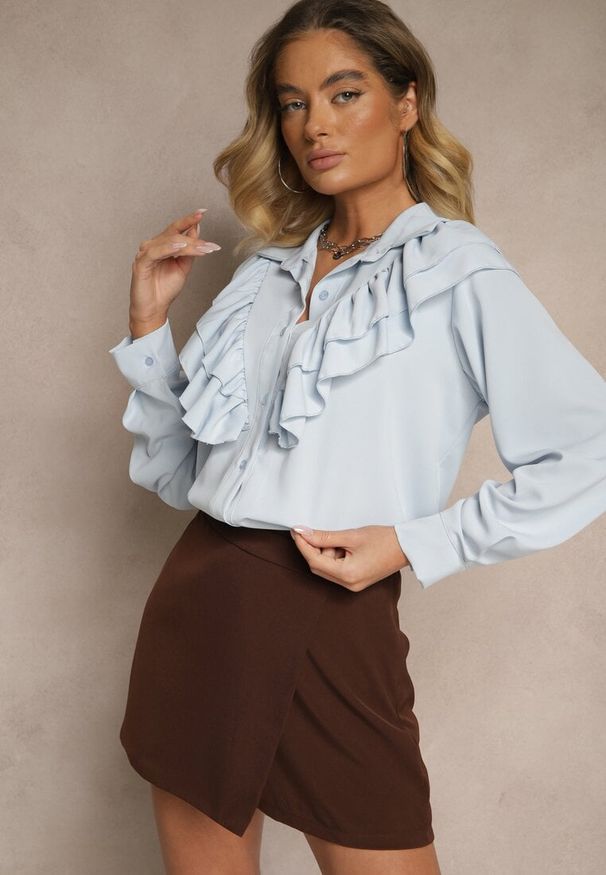 Renee - Jasnoniebieska Koszula Ozdobiona Falbaną Kornella. Okazja: na co dzień. Typ kołnierza: kołnierzyk klasyczny. Kolor: niebieski. Materiał: jeans. Wzór: aplikacja. Styl: klasyczny, casual, elegancki