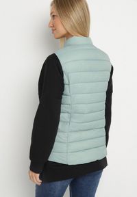 Born2be - Jasnozielona Pikowanana Kamizelka Sifitta. Okazja: na co dzień. Kolor: zielony. Materiał: jeans. Styl: klasyczny, casual, elegancki #6