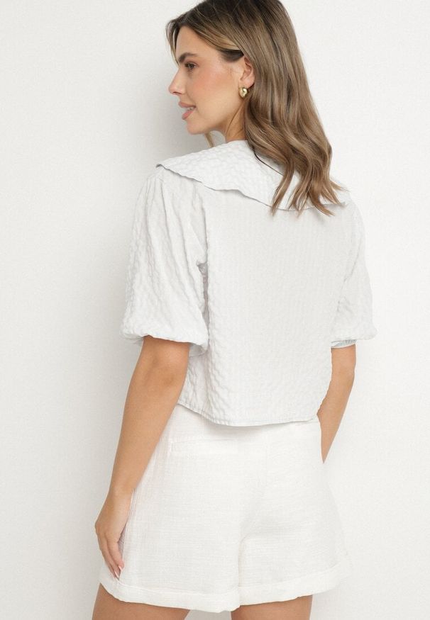 Born2be - Jasnoniebieska Bluzka z Wiskozą w Kratę z Wiązaniem Radellis. Okazja: na co dzień. Kolor: niebieski. Materiał: wiskoza. Styl: elegancki, casual