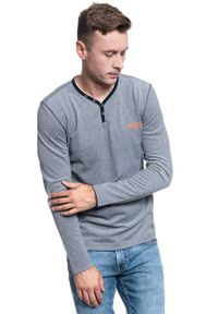 Mustang - MĘSKI LONGSLEEVE MUSTANG ADRIAN V HENLEY 1008969 5323. Typ kołnierza: typu henley. Długość rękawa: długi rękaw