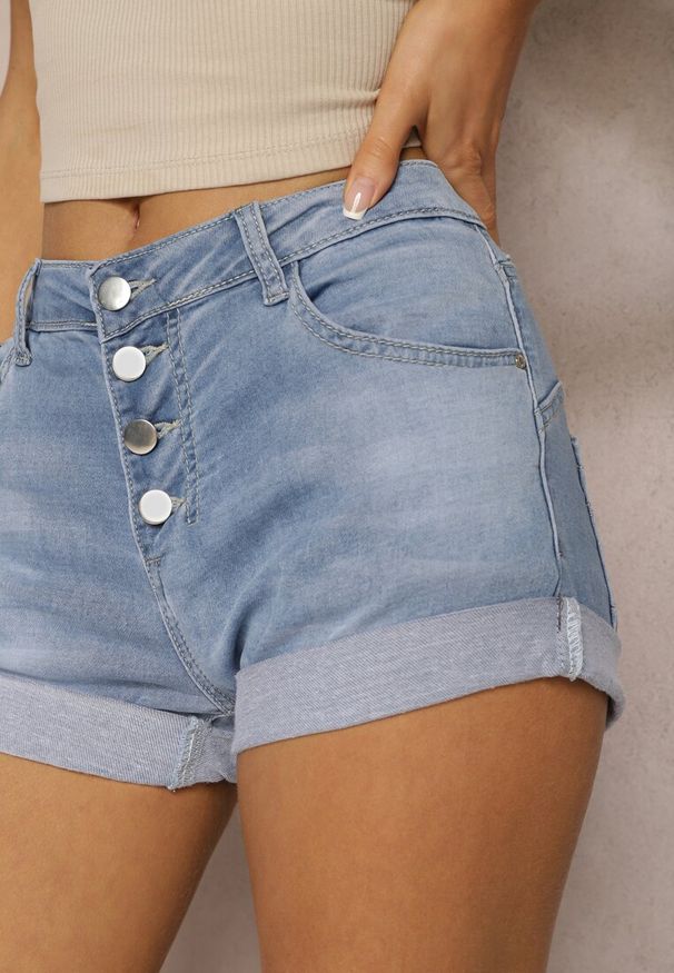 Renee - Niebieskie Jeansowe Szorty High Waist z Bawełną Wykończone Guzikami Nelithra. Okazja: na plażę, na co dzień, na spacer. Stan: podwyższony. Kolor: niebieski. Materiał: bawełna, jeans. Sezon: lato. Styl: casual, elegancki