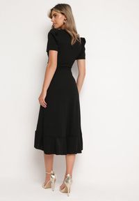 Born2be - Czarna Sukienka Taliowana z Kopertowym Dekoltem i Falbanką Tatania. Okazja: na co dzień. Kolor: czarny. Długość rękawa: krótki rękaw. Typ sukienki: kopertowe. Styl: casual, elegancki, klasyczny #5