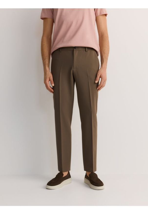Reserved - Spodnie chino slim z wiskozą - brązowy. Kolor: brązowy. Materiał: wiskoza