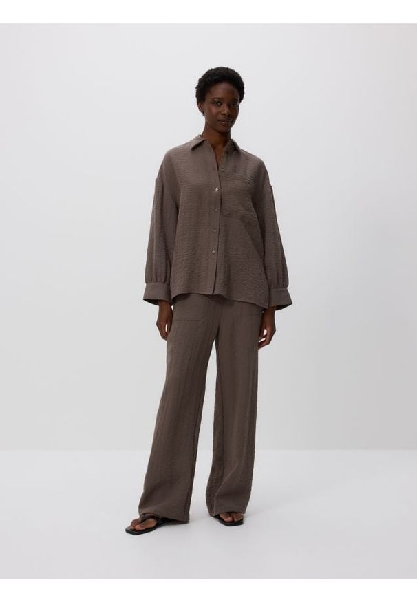 Reserved - Koszula z efektem gniecenia - brązowy. Kolor: brązowy. Materiał: wiskoza, tkanina