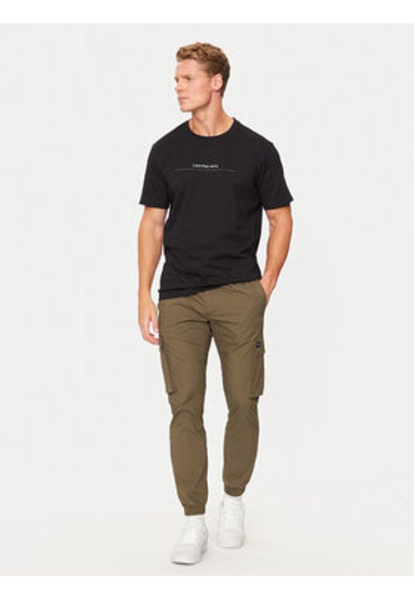 Calvin Klein Jeans T-Shirt Minimal Logo J30J327075 Czarny Regular Fit. Kolor: czarny. Materiał: bawełna