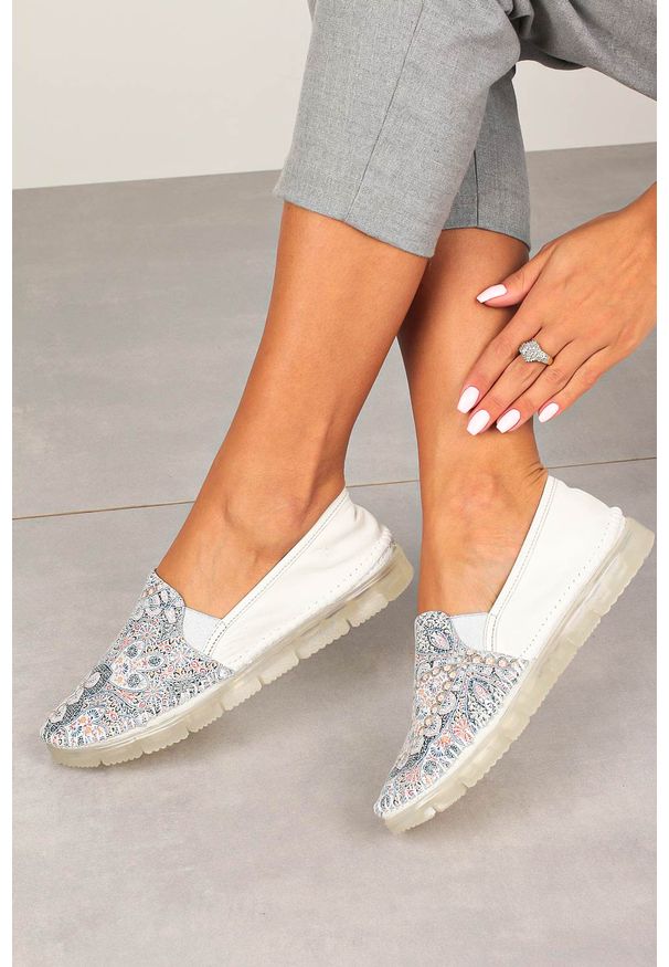 Maciejka - Białe półbuty maciejka skórzane slip on wzorek 03512-46/00-0. Zapięcie: bez zapięcia. Kolor: biały. Materiał: skóra