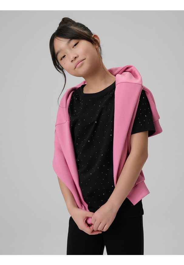 4f - 4F T-shirt regular dziewczęcy - czarny 146 (10-11 lat). Okazja: na co dzień. Kolor: czarny. Materiał: skóra, dzianina, bawełna, materiał. Długość rękawa: krótki rękaw. Długość: krótkie. Wzór: aplikacja. Sezon: lato. Styl: casual