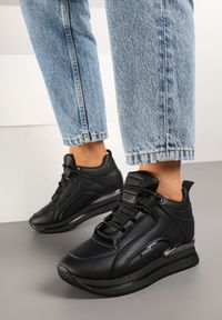 Renee - Czarne Sneakersy na Koturnie Ozdobione Metalicznymi Aplikacjami Noresi. Okazja: na co dzień. Kolor: czarny. Materiał: jeans. Wzór: aplikacja. Obcas: na koturnie #5