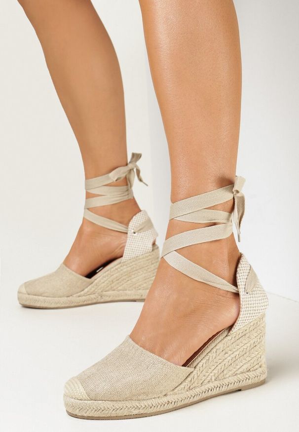Born2be - Beżowe Sandały Espadryle na Plecionym Koturnie Wiązane Wokół Kostki Aldopha. Kolor: beżowy. Obcas: na koturnie. Styl: wakacyjny
