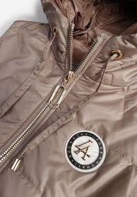 Renee - Brązowa Długa Kamizelka Pikowana z Nieodpinanym Kapturem Ozdobiona Naszywką Kasseda. Okazja: na co dzień. Kolor: brązowy. Materiał: poliester, jeans. Długość: długie. Wzór: aplikacja. Styl: casual #8