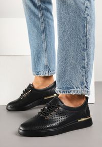 Born2be - Czarno-Złote Skórzane Sneakersy Ozdobione Perforacją Asozi. Okazja: na co dzień, na spacer. Kolor: czarny. Materiał: skóra. Wzór: aplikacja. Sport: turystyka piesza