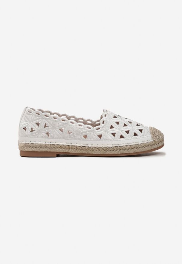 Born2be - Białe Espadryle z Ażurową Cholewką i Plecioną Płaską Podeszwą Plicia. Okazja: na co dzień. Nosek buta: okrągły. Kolor: biały. Szerokość cholewki: normalna. Wzór: ażurowy. Sezon: lato. Obcas: na płaskiej podeszwie. Styl: elegancki, casual