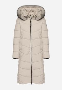 Born2be - Beżowa Długa Kurtka z Pikowanymi Przeszyciami i Kapturem z Futerkiem Galella. Okazja: na co dzień. Kolor: beżowy. Materiał: futro. Długość: długie. Styl: klasyczny, casual, elegancki #4
