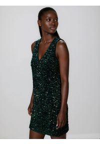 Reserved - Cekinowa sukienka mini - ciemnozielony. Kolor: zielony. Materiał: dzianina. Typ sukienki: proste. Długość: mini