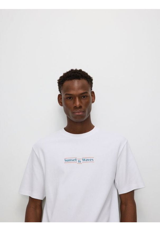 Reserved - T-shirt regular z nadrukiem na plecach - biały. Kolor: biały. Materiał: bawełna, dzianina. Wzór: nadruk