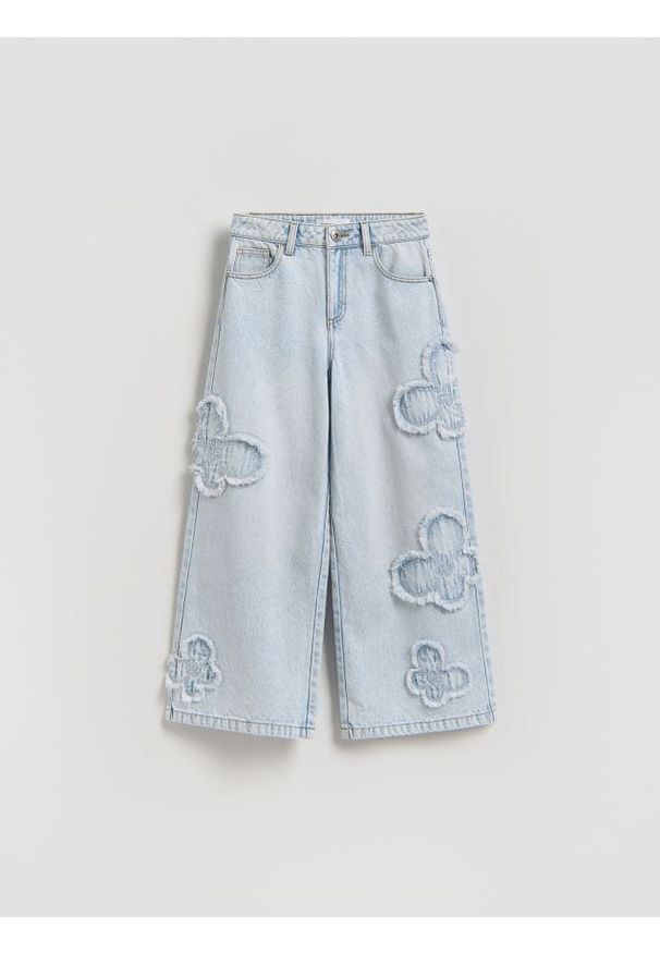 Reserved - Jeansy wide leg z aplikacjami - niebieski. Kolor: niebieski. Wzór: aplikacja