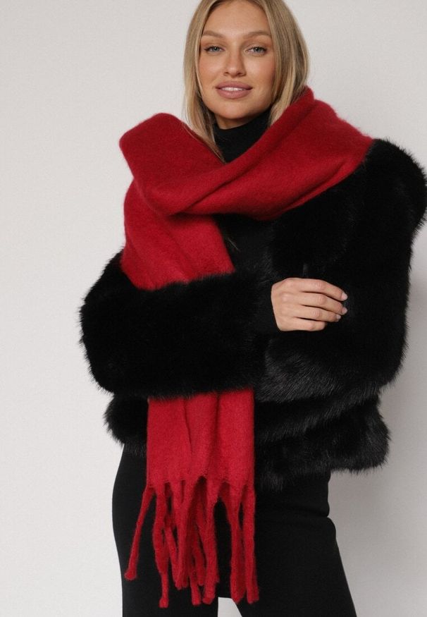 Born2be - Bordowy Szalik z Frędzlami Owedarria. Okazja: na co dzień. Kolor: czerwony. Materiał: dresówka, jeans. Styl: casual, elegancki