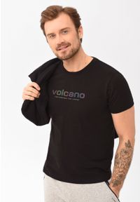 Volcano - Czarny t-shirt T-MOOVO. Okazja: na co dzień. Kolor: czarny. Materiał: jeans, materiał, bawełna, skóra. Długość rękawa: krótki rękaw. Długość: krótkie. Wzór: napisy. Styl: casual, sportowy, klasyczny