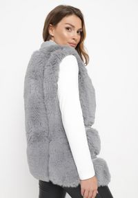 Born2be - Szara Futrzana Kamizelka ze Wstawkami z Imitacji Skóry Adamani. Kolor: szary. Materiał: skóra, futro #4