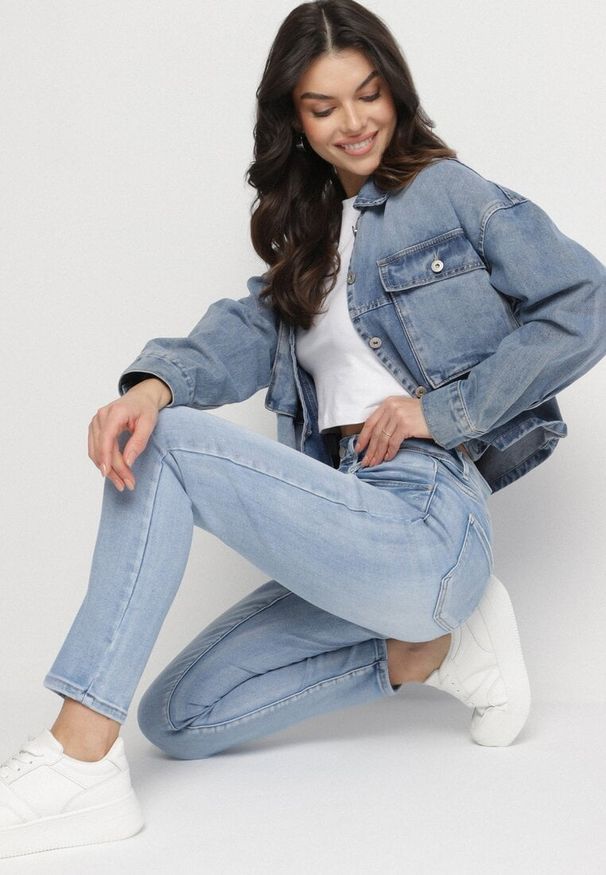 Born2be - Niebieskie Jeansy z Bawełną o Dopasowanym Kroju Tolimarelle. Okazja: na co dzień. Stan: podwyższony. Kolor: niebieski. Styl: casual