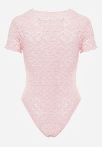 Renee - Różowe Body z Koronki z Krótkim Rękawem Dorilie. Okazja: na co dzień. Kolor: różowy. Materiał: koronka. Długość rękawa: krótki rękaw. Długość: krótkie. Wzór: koronka. Styl: casual, elegancki #3