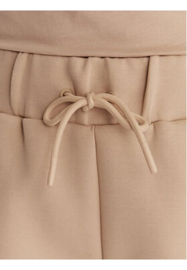 Guess Szorty sportowe V3GD13 KB3P2 Beżowy Regular Fit. Kolor: beżowy. Materiał: bawełna