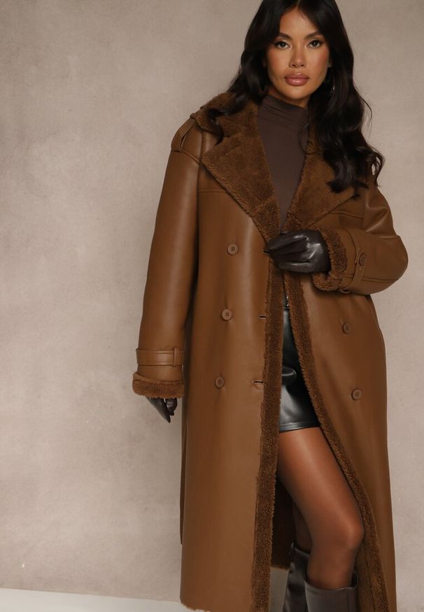 Renee - Brązowy Płaszcz z Imitacji Skóry z Futerkiem o Dwurzędowym Kroju z Paskiem Zuzze. Okazja: na spacer, na co dzień. Kolor: brązowy. Materiał: skóra, futro. Długość rękawa: długi rękaw. Długość: długie. Wzór: aplikacja. Styl: casual, elegancki