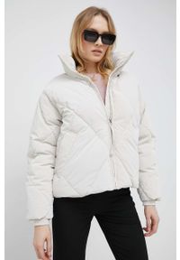 Vero Moda kurtka damska kolor beżowy zimowa. Kolor: beżowy. Materiał: poliester. Sezon: zima #1