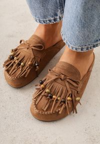 Renee - Jasnobrązowe Klapki VICES Mule Ozdobione Frędzlami Koralikami i Kokardą Eathelena. Okazja: na plażę. Kolor: brązowy. Wzór: aplikacja. Sezon: lato #4