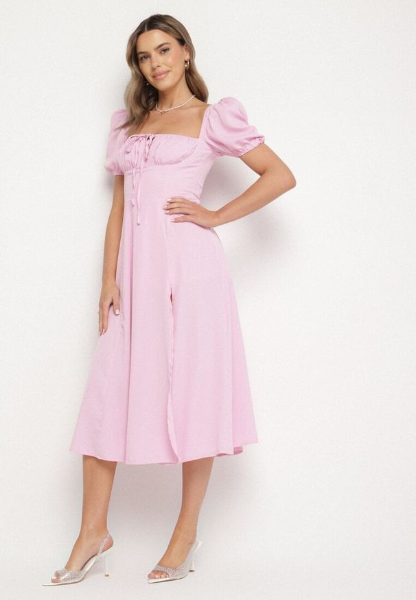 Born2be - Różowa Sukienka w Rustykalnym Stylu z Wiązaniem przy Dekolcie i Rozcięciem Idanillea. Okazja: na spacer, na co dzień. Typ kołnierza: dekolt kwadratowy. Kolor: różowy. Typ sukienki: rozkloszowane. Styl: casual