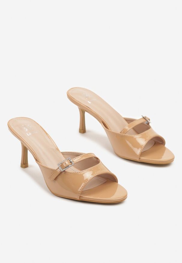 Born2be - Beżowe Lakierowane Klapki na Niskiej Szpilce Zdobione Paskiem z Klamerką Joliriss. Okazja: na co dzień. Kolor: beżowy. Materiał: lakier. Wzór: aplikacja. Styl: casual, elegancki