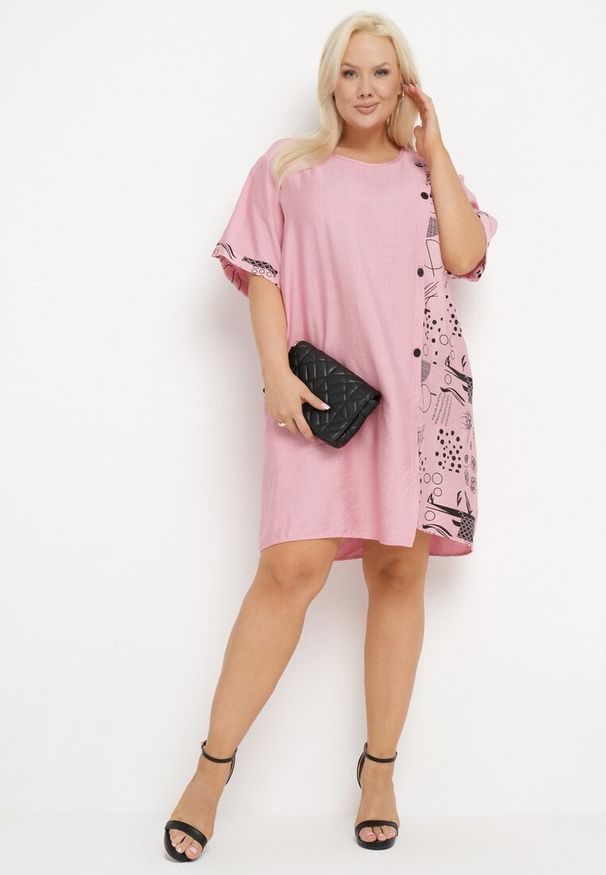 Born2be - Różowa Bawełniana Sukienka o Pudełkowym Kroju z Wsuwanymi Kieszeniami Ozdobiona Guzikami Walliana. Okazja: na co dzień. Kolekcja: plus size. Kolor: różowy. Wzór: aplikacja. Typ sukienki: dla puszystych. Materiał: bawełna. Długość rękawa: krótki rękaw. Sezon: lato. Styl: elegancki, casual