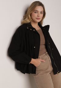 Born2be - Czarna Przejściowa Kurtka Bombka Oversize z Bawełny i Wiskozy Effinue. Okazja: na spacer, na co dzień. Kolor: czarny. Materiał: wiskoza, bawełna. Styl: casual #2