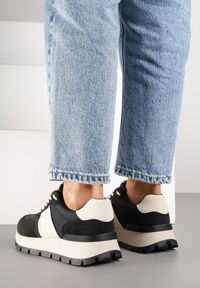 Renee - Czarno-Beżowe Sneakersy na Platformie z Tłoczeniem Tillivalle. Okazja: na co dzień. Kolor: czarny. Materiał: jeans. Szerokość cholewki: normalna. Obcas: na platformie #4
