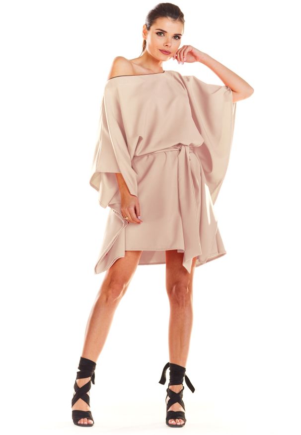 e-margeritka - Sukienka kimonowa z paskiem beżowa - uni. Okazja: na imprezę. Kolor: beżowy. Materiał: poliester, elastan, materiał. Typ sukienki: oversize. Styl: elegancki