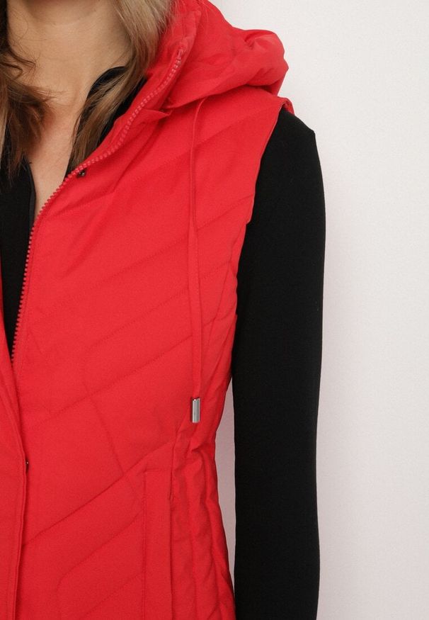 Born2be - Czerwona Taliowana Kamizelka z Pikowanymi Przeszyciami i Kapturem Tuloria. Okazja: na spacer. Kolor: czerwony. Materiał: jeans