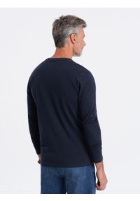 Ombre Clothing - Longsleeve męski BASIC z okrągłym dekoltem - granatowy V2 - Rozmiar: XXL. Kolor: niebieski. Materiał: materiał, bawełna. Długość rękawa: długi rękaw. Wzór: gładki, jednolity. Styl: klasyczny #7