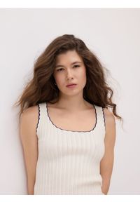 Reserved - Prążkowany top z wiskozą - kremowy. Kolor: kremowy. Materiał: wiskoza, prążkowany #1